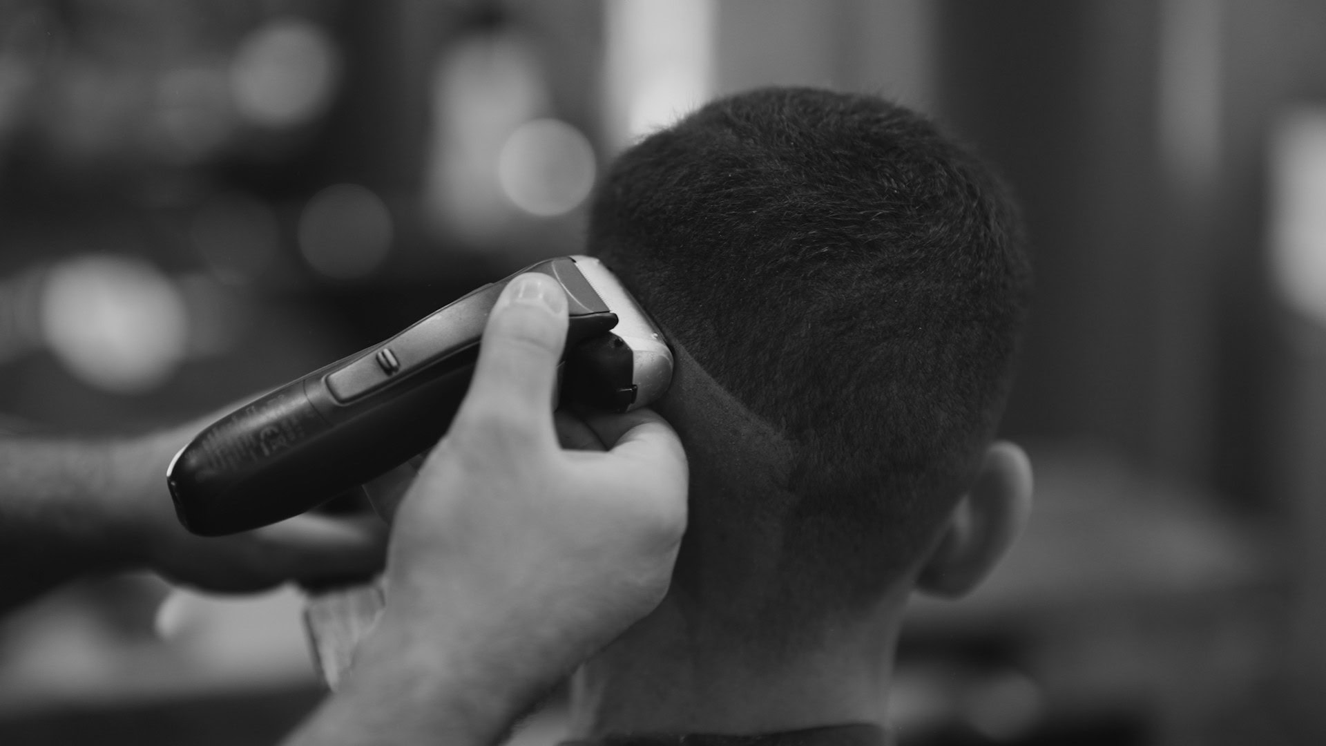 Kurzer Haarschnitt beim Friseur, Rasur und Haarschneiden, professionelles Friseur-Styling in Der Friseursalon Nazar Friseur.
